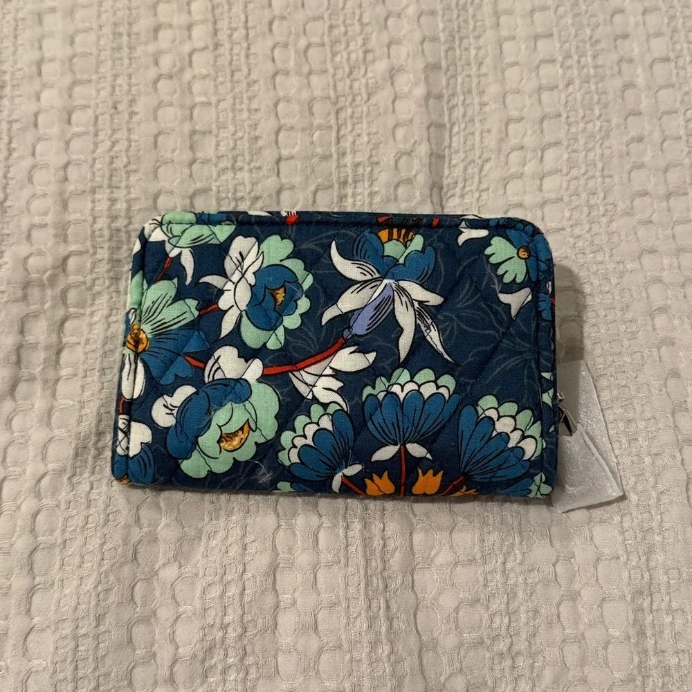 VERA BRADLEY RFID Accordion Wristlet in 